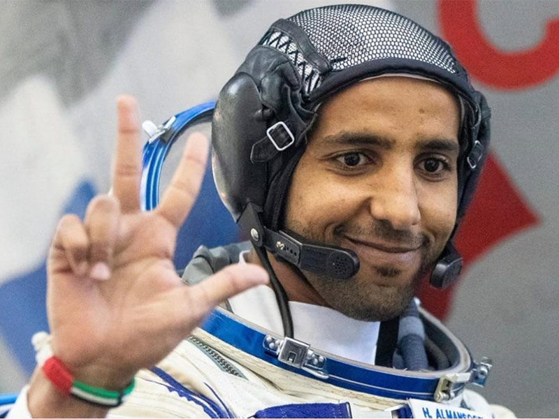 برج خليفة يحتفي بإنطلاق أول رائد فضاء إماراتي إلى الفضاء